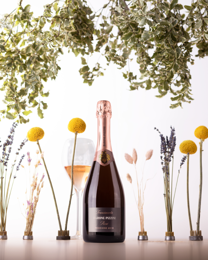 Barone Pizzini Rosé con composizione floreale
