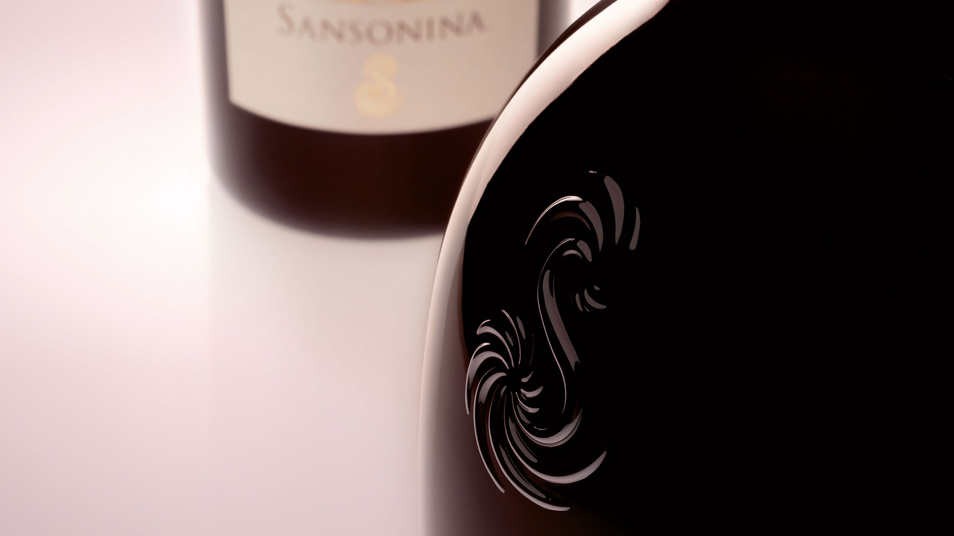 closeup della bottiglia di vino di sansonina