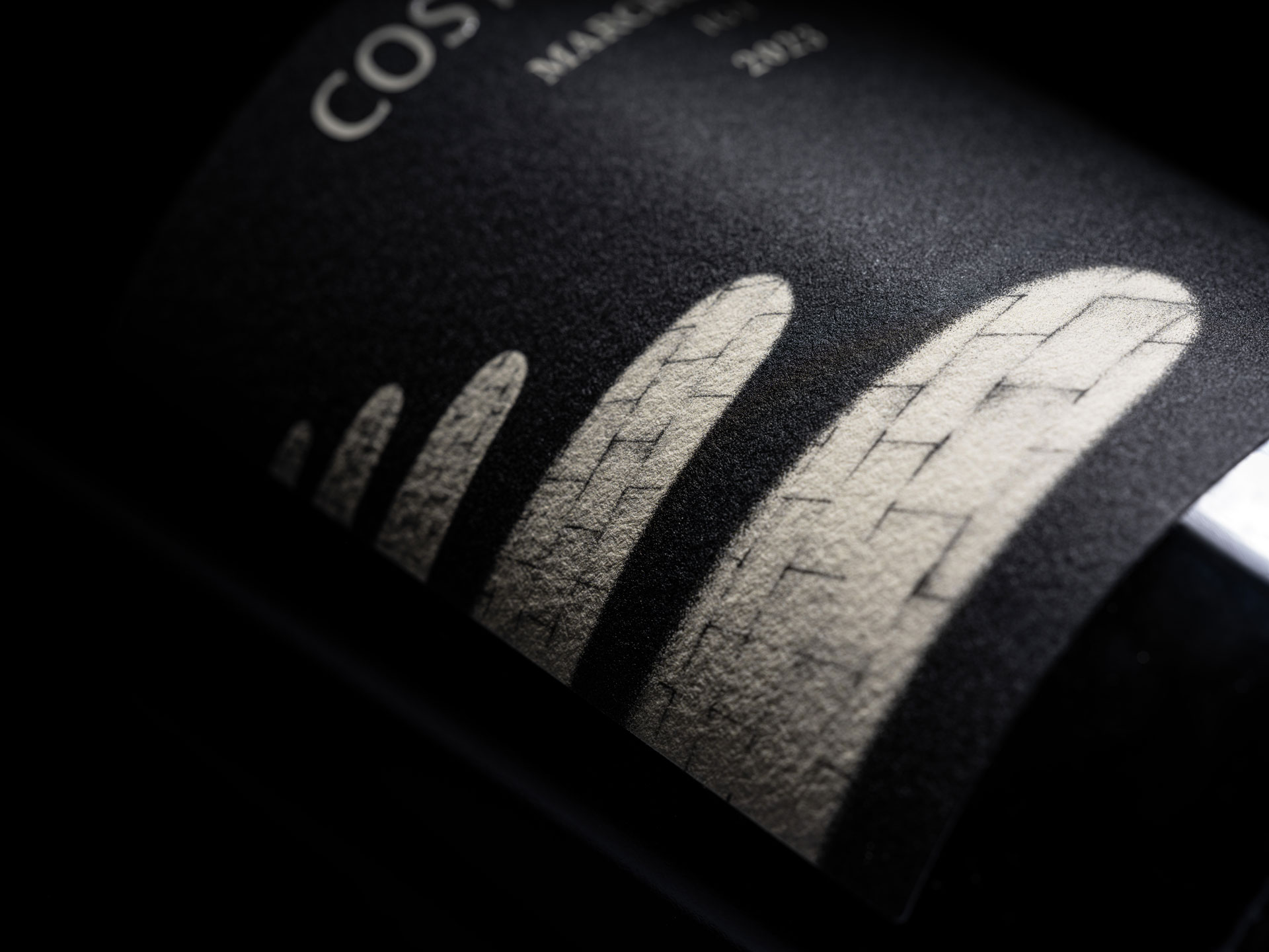 closeup del deisgn etichetta vino per podere vito cardinale